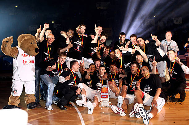 中动情地回 中动情地回